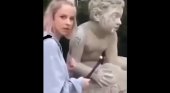 Influencer polaca rompe con un martillo una escultura de 200 años