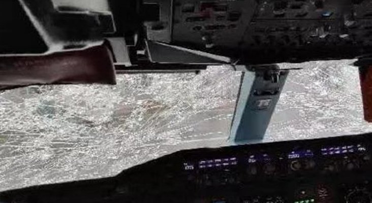 Pilotos consiguen aterrizar A380 con el cristal destrozado