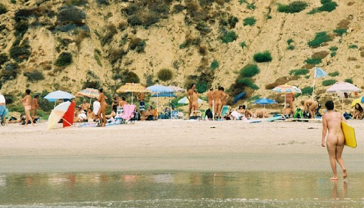 Un 62% de los españoles se iría a una playa nudista en vacaciones