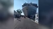 Espectacular choque de un crucero con un barco turístico en Venecia