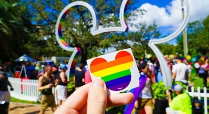 Disneyland se viste de los colores del arco iris para celebrar su primer orgullo gay |Foto: expoknews.com
