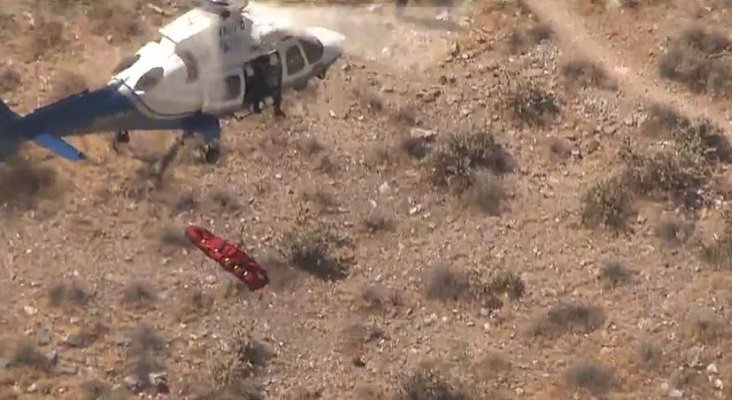 Escalofriante rescate en helicóptero a una excursionista de 75 años | Foto: fox10phoenix.com