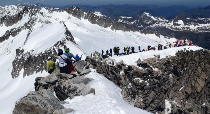 Nuevos atascos en el ascenso a una cima, esta vez en España | Foto: Manuel Yera vía Heraldo