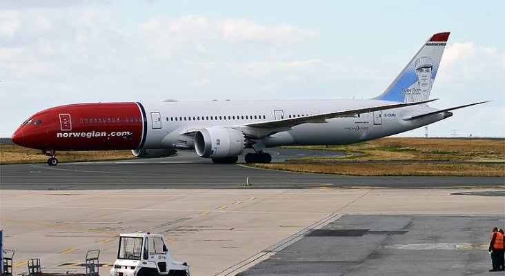 800px Norwegian (Babe Ruth Livery), G CKMU, Boeing 787 9 Dreamliner (44361808805)