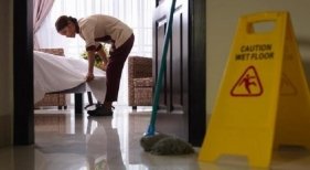 Los robots ayudarían a las ‘kellys’ a reducir en un 40% el tiempo de limpieza de una habitación | Foto: INSST