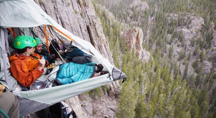 Aventuras, las nuevas experiencias inmersivas que ofrece Airbnb | Foto: Acampada en un acantilado en Colorado