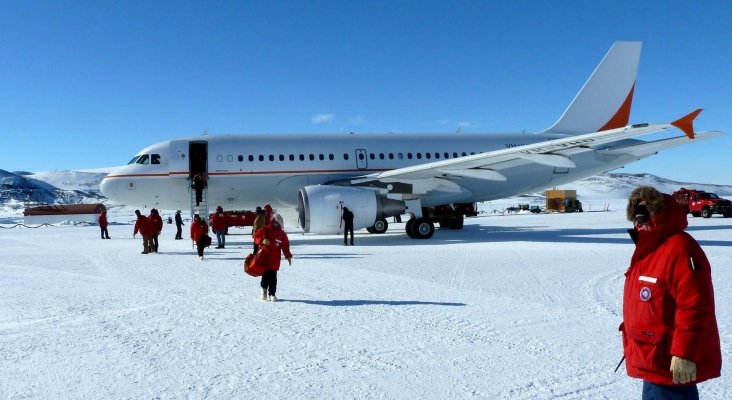 Un Airbus, el primer avión comercial en aterrizar en la pista helada de la Antártida | Foto: News in Flight