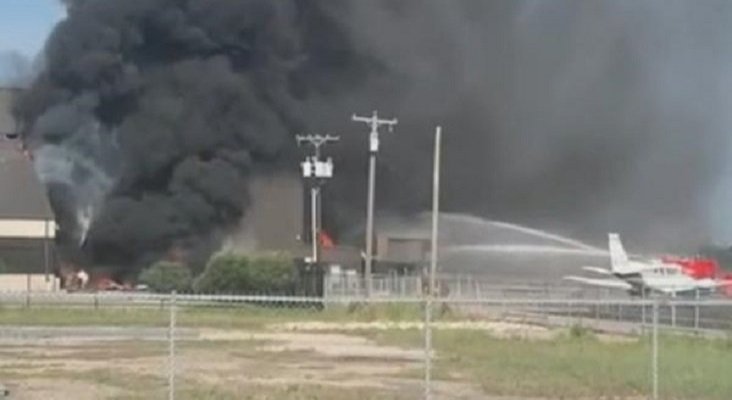 Un avión se estrella contra un hangar en Texas dejando 10 muertos | Foto: ABC News vía 20minutos