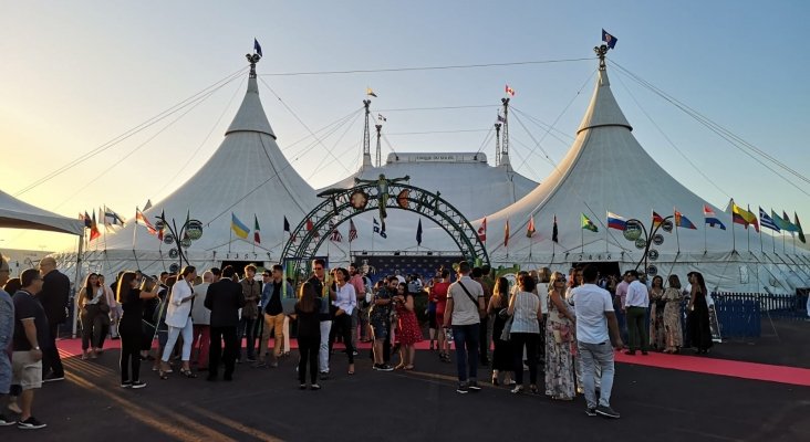 La alcaldesa de San Bartolomé de Tirajana, Conchi Narvaez, junto al Presidente de Lopesan, Eustasio López y los principales directivos de Cirque du Soleil y Lopesan