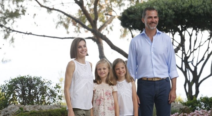 Don Felipe y Doña Letizia, junto a sus hijas, en los jardines del Palacio de Marivent en 2015 © Casa de S.M. el Rey