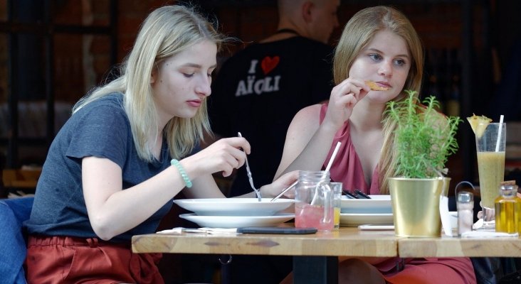 Chicas comiendo en terraza