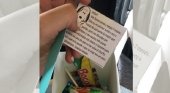 Chuches y tapones por viajar junto a un bebé | Foto: Selene Cortés vía Twitter