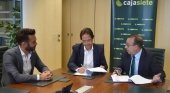 Alberto Ávila, director gerente de Hecansa; Cristóbal de la Rosa, viceconsejero de Turismo del Gobierno de Canarias; y José Manuel Garrido, director comercial Cajasiete