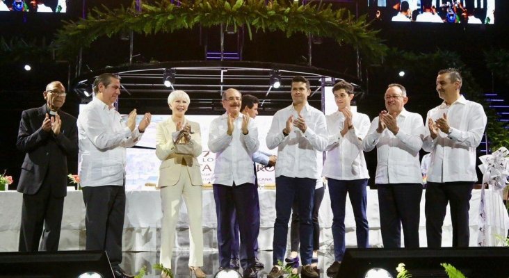 Francisco Javier García, Ministro de Turismo; Cleofé Sánchez, directora de Decoración de Lopesan Hotel Group; Danilo Medina, presidente de R. Dominicana; Francisco López, CEO de Lopesan; Diego López; y Carlos Jiménez, director área Caribe Lopesan