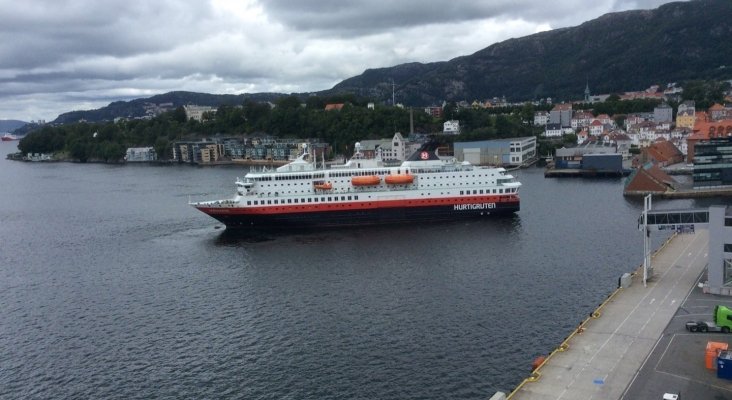 Crucero de Hurtigruten atracando en el puerto de Bergen