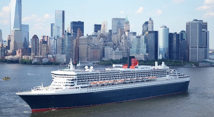 Queen Mary 2 zarpando del Puerto de Nueva York, EEUU