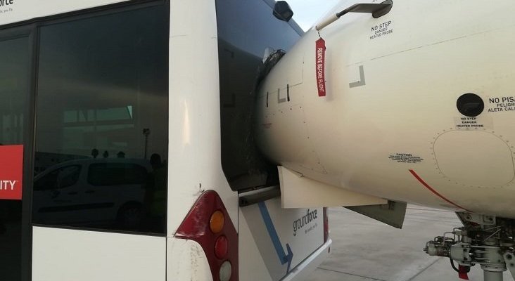 Un autobús impacta contra el morro de un avión, cuando daba marcha atrás