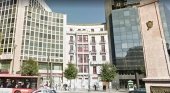 Arrancan las obras del primer ‘hostel’ del fondo Azora en España | Foto: En el centro, el edificio donde Azora construirá su primer 'hostel' en España, en la Plaza Circular de Bilbao