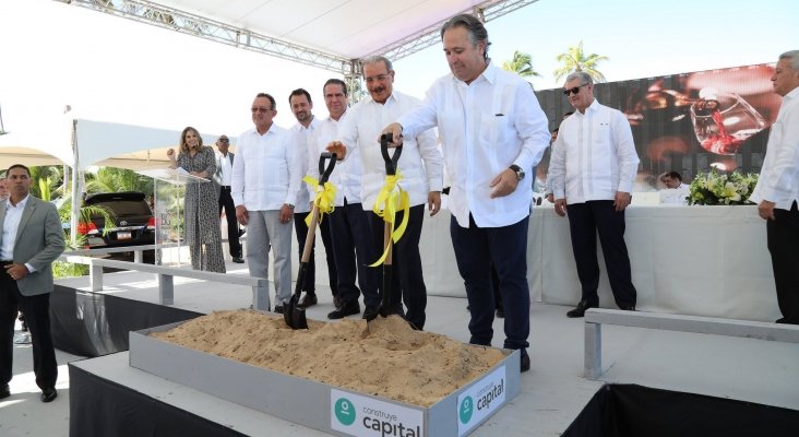 La cadena española Mac Hotels aterriza en R. Dominicana |Foto: Familia Amengual con Danilo Medina, presidente de República Dominicana (segundo por la izq.)- ntelemicro.com