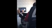 Pillan a un pasajero manipulando la pantalla del avión con los pies | Foto: Alafair Burke vía Twitter
