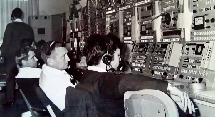 Carlos González, derecha, en la estación de Fresnedillas en 1969. MINISTERIO DE DEFENSA