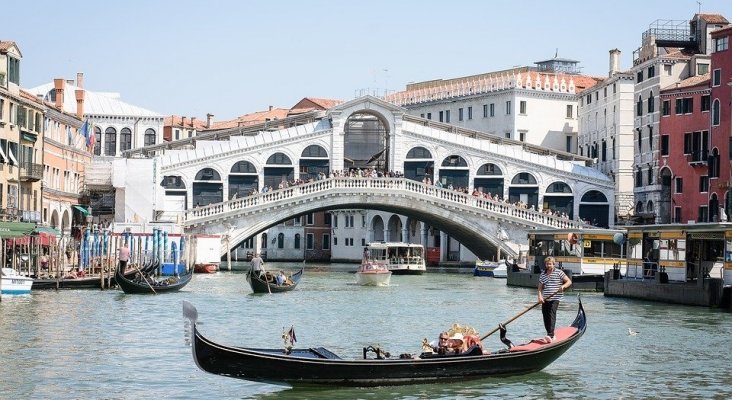 Multan y expulsan de Venecia a dos turistas por hacer café en el Puente Rialto