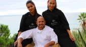 Por primera vez, un chef en Portugal devuelve su estrella Michelin | Foto: El chef Almancil Henrique Leis con sus hijas Rafaela (izq.) y Pietà (dch.) - henriqueleis.com