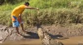 Da de comer a cocodrilos salvajes para entretener a los turistas | Foto: El País