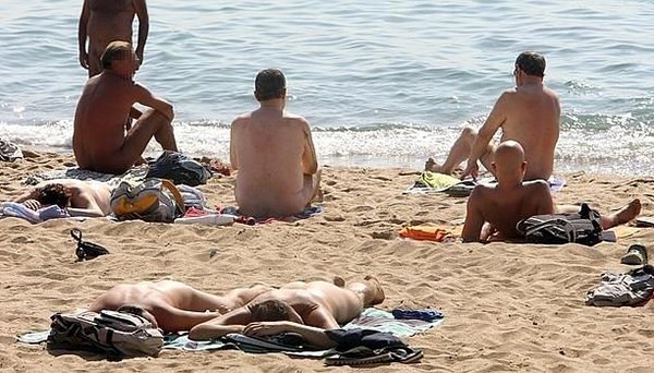 "El estar desnudo en un espacio público, como la playa, no constituye manifestación del derecho fundamental a la libertad ideológica "