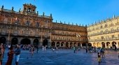 Los apartamentos turísticos de Salamanca necesitarán el permiso de los vecinos | Foto: Turistas en Plaza de España, Salamanca