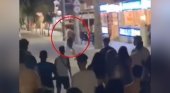 Brutal paliza en Playa de Palma: impide que violen a su hermana y le golpean entre 20 | Foto: El joven agredido huye, mientras los atacantes le persiguen -El Español