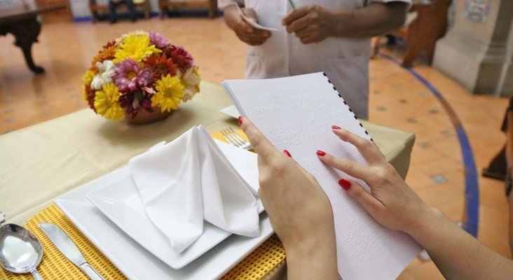 Hosteleros de Puerto Real (Cádiz) incluyen versiones en braille de los menús | Foto: tododisca