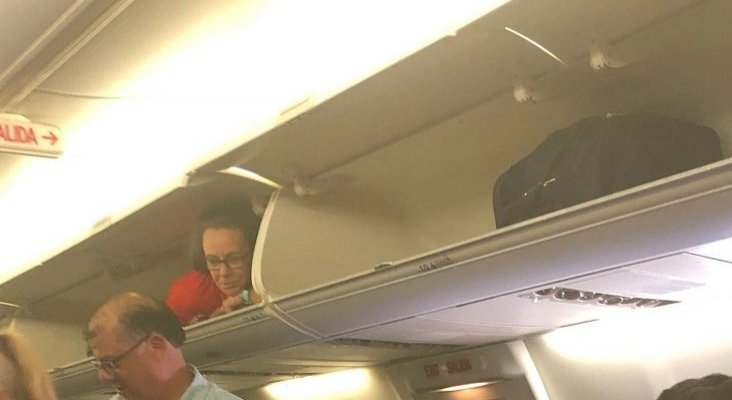 Una azafata sorprende a los pasajeros dentro del compartimento de las maletas | Foto: Verny Vern vía Twitter