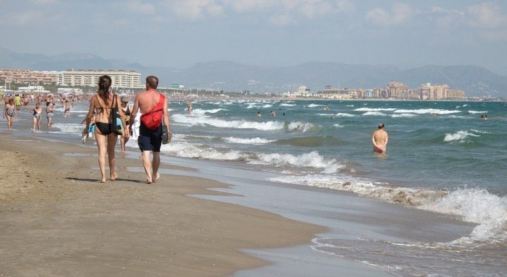 España gana turistas, pero pierde reservas de paquetes vacacionales |Foto: Turistas en Valencia