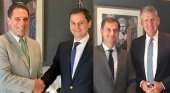 Peter Fankhauser, CEOs de Thomas Cook (izq.) junto con Haris Theoharis, nuevo ministro de turismo griego. A la dch. Fritz Joussen, director general de TUI-  Travel Weekly y news.gtp.gr