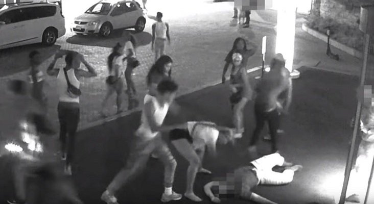 Un grupo de jóvenes ataca brutalmente a dos turistas en la puerta de su hotel