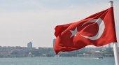 Bandera de Turquía en un enclave turístico