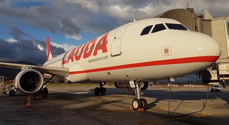 800px Laudamotion aircraft in Faro