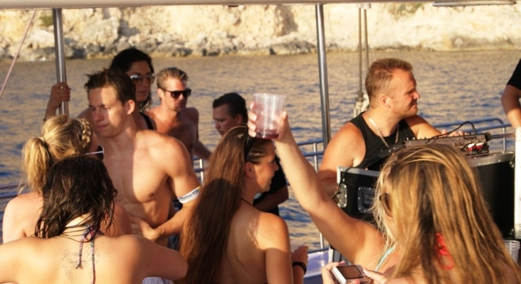 Imagen de una 'pary boat' en las costas de Mallorca | Foto: CC BY-SA 2.0