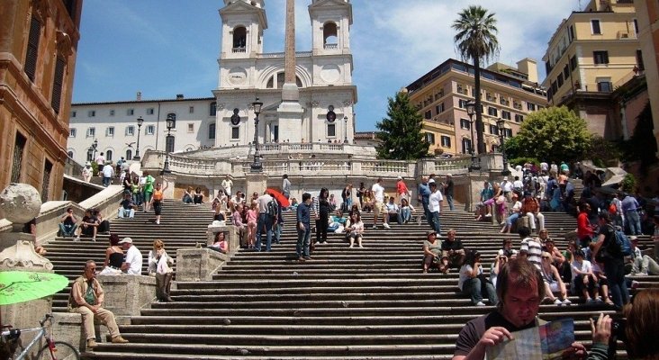 Prohíben a los turistas sentarse en una icónica escalinata de Roma | Foto: Escalinata de la Plaza de España