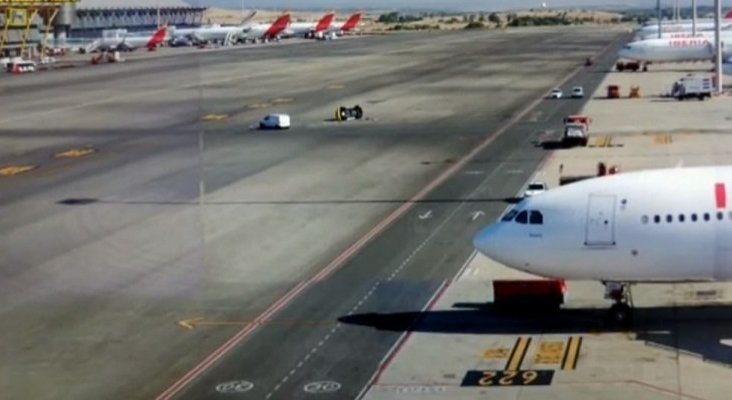 Chocan dos turismos en la pista del aeropuerto Madrid-Barajas |Imagen de los vehículos tras el impacto