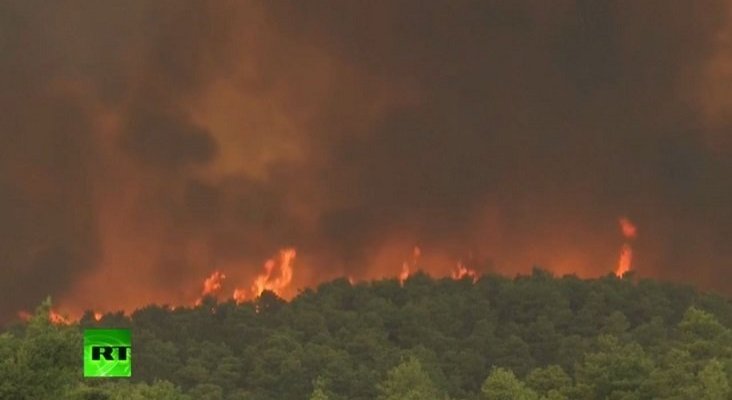 Virulento incendio arrasa la isla griega de Eubea | Foto: RT