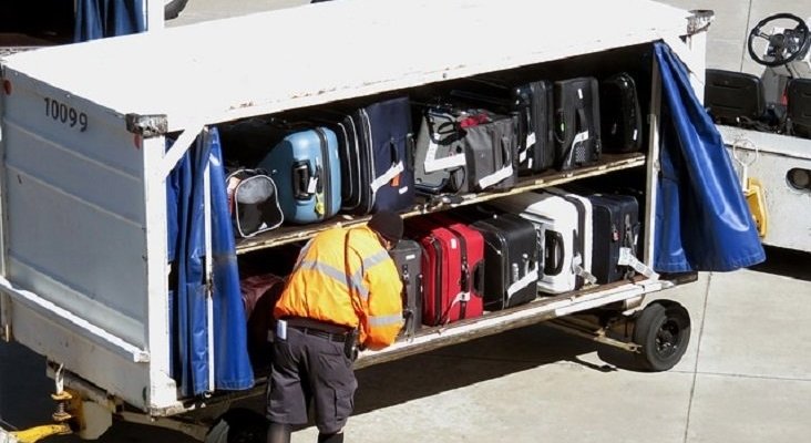 Empleado de aeropuerto aplastado por el remolcador de equipajes | Foto: TravelMole