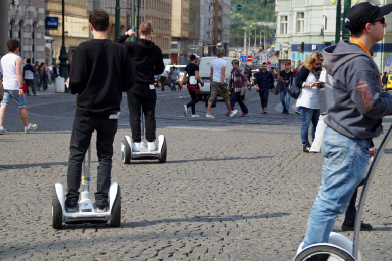Barcelona regula el patinete eléctrico: obligará a llevar casco, luces,  timbre y a tener un seguro