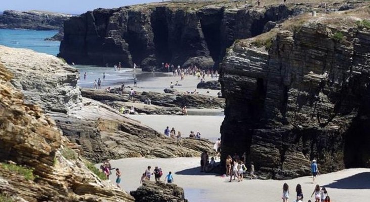 Nuevos derrumbes en la playa de As Catedrais llena de turistas