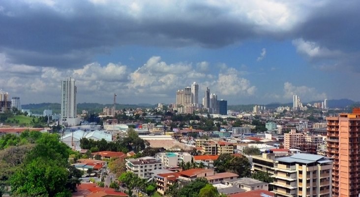Ciudad de Panamá revitaliza las zonas verdes de sus calles