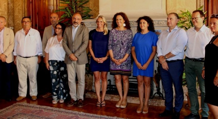 Reunión de la presidenta del Consell de Mallorca, Catalina Cladera y los miembros de la FEHM