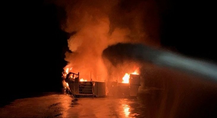 33 desaparecidos tras incendiarse un barco turístico en California |Foto: Ventura County Fire Department vía The New York Times