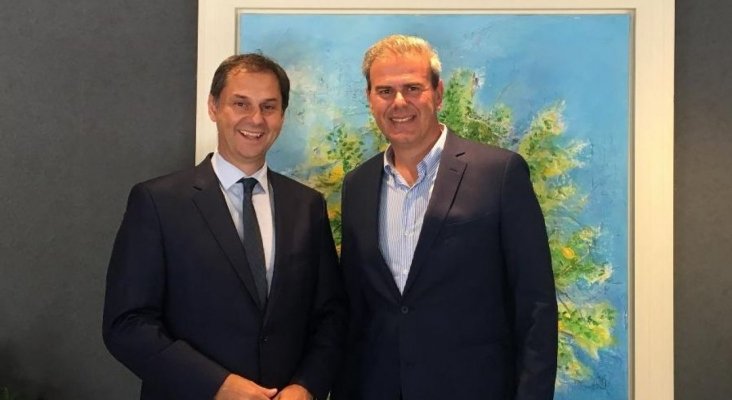 Harry Theocharis, ministro de Turismo (izqda.) junto a Dimitris Frangakis