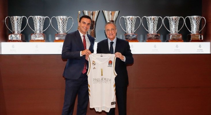 Abel Matutes junto a Florentino Pérez durante la firma del acuerdo